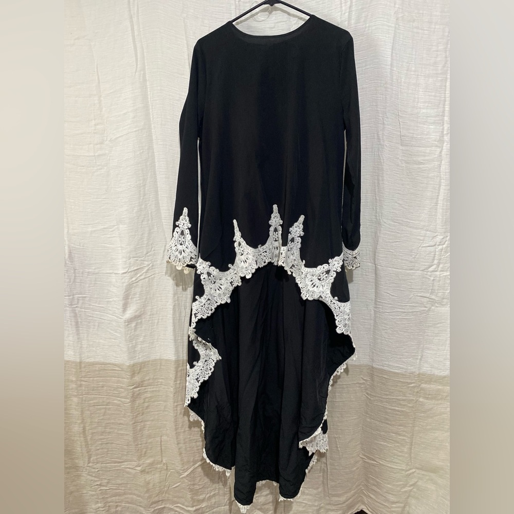 Elegant Black and White Lace Trim Women's Top - Picture 2 of 4